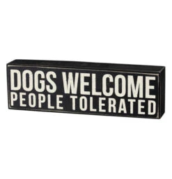 Box Sign "Dogs Welcome"